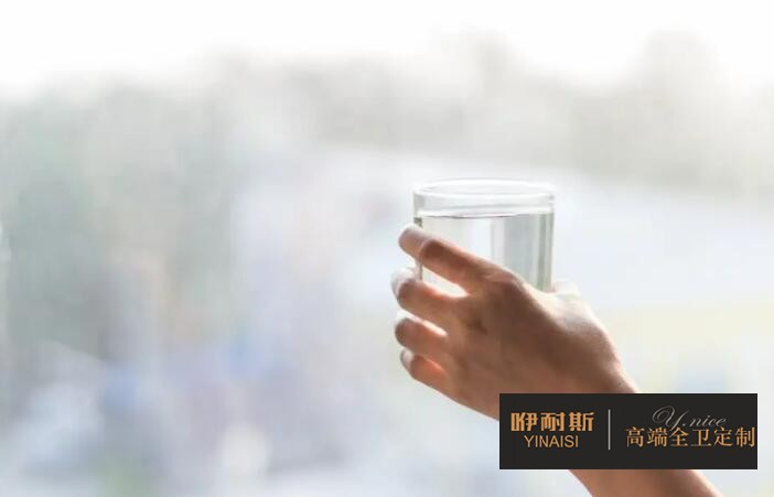 在鏡柜和主柜里，可以放上一杯水