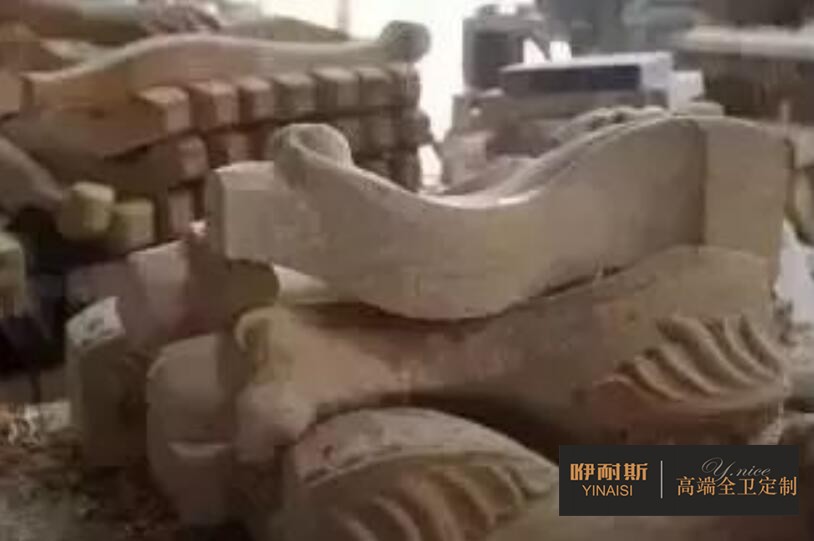 第六步：鑼機(jī)：以模具為原型，以刀具進(jìn)行切削，形成更為完整與流暢的線條，規(guī)定了產(chǎn)品的形狀。