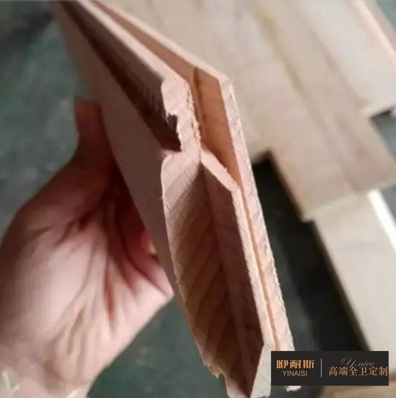 第七步：出榫機(jī)。使木塊具備特有的準(zhǔn)頭結(jié)構(gòu)制作出一種古典效果，以便木塊之間更為緊密的連接。