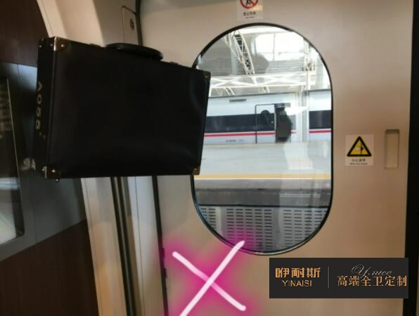 平穩(wěn)放置物品，較重的物品應(yīng)放置在浴室柜底柜底層;吊柜內(nèi)不易放置過重物品